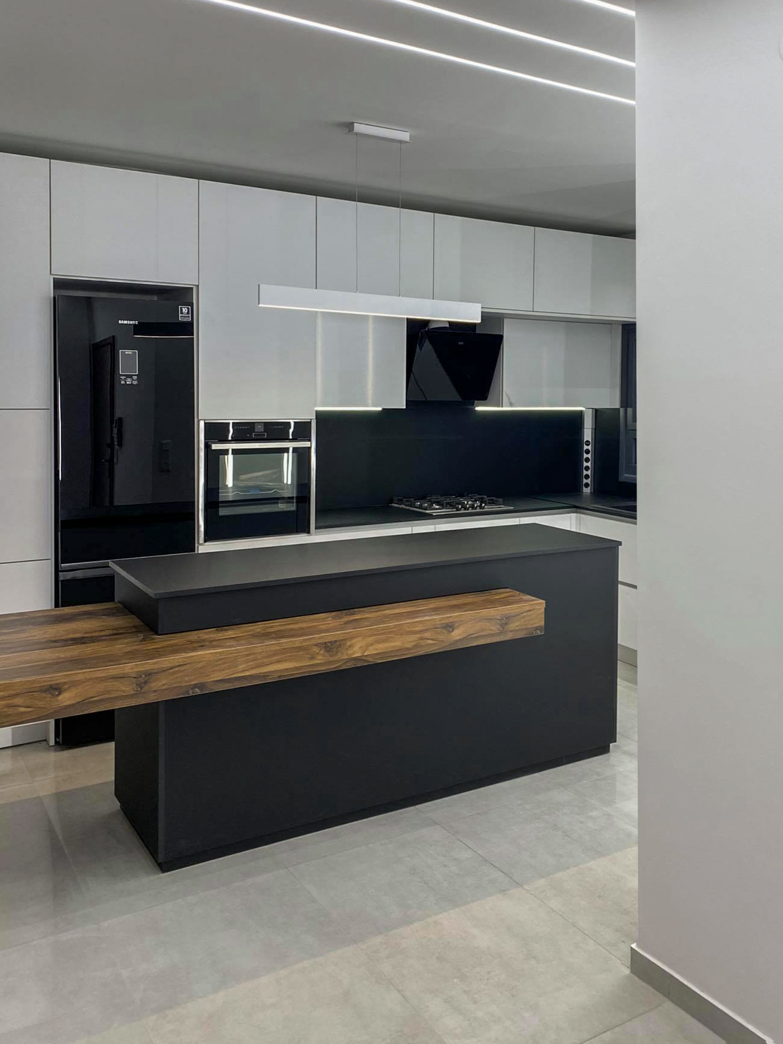 μαύρα ντουλάπια κουζίνας με νησίδα δυο επίπεδων κατασκευή epiplorythmos